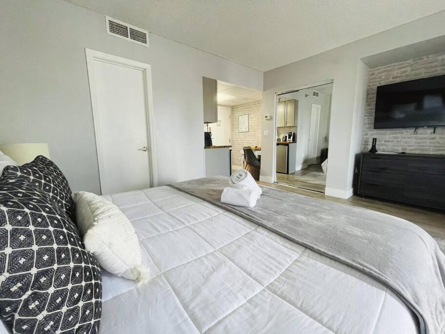 Gorgeous Studio near parks and Convention Center