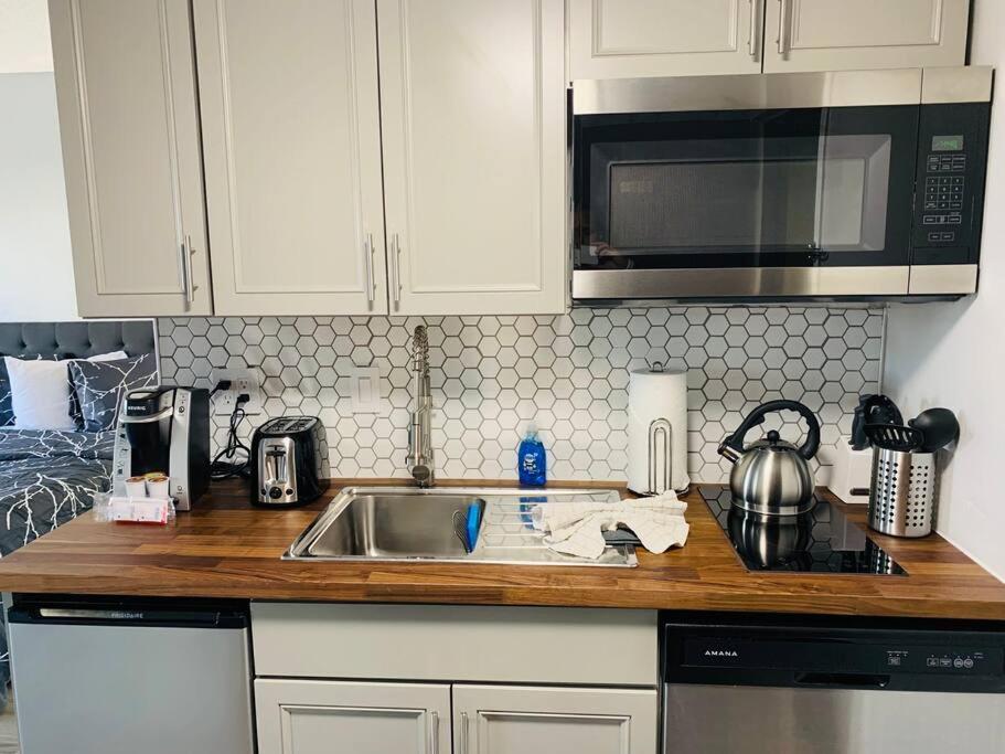Gorgeous Studio near parks and Convention Center