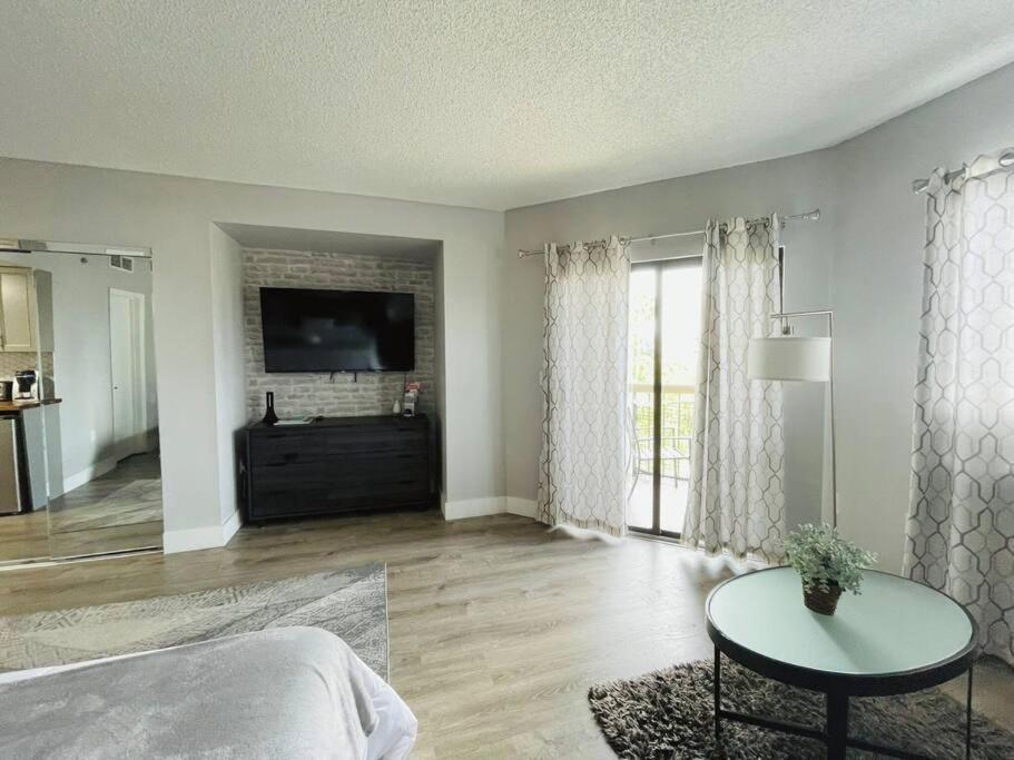 Gorgeous Studio near parks and Convention Center