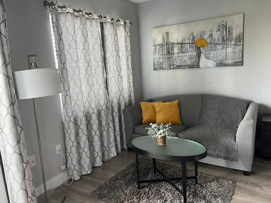 Gorgeous Studio near parks and Convention Center