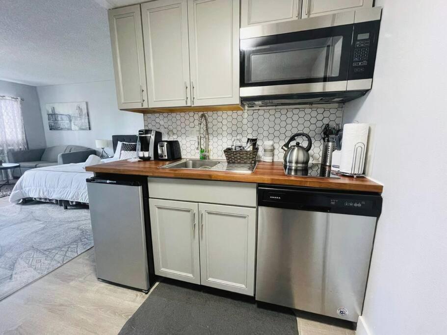Gorgeous Studio near parks and Convention Center