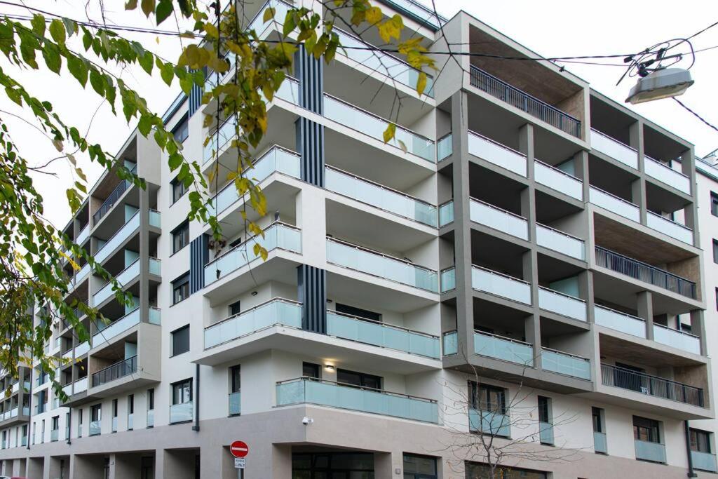 Chic207 Retreat: Modern 1BR Gem with Parking by NW view 4
