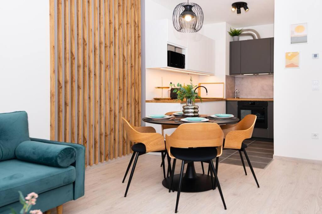 Chic207 Retreat: Modern 1BR Gem with Parking by NW view 5