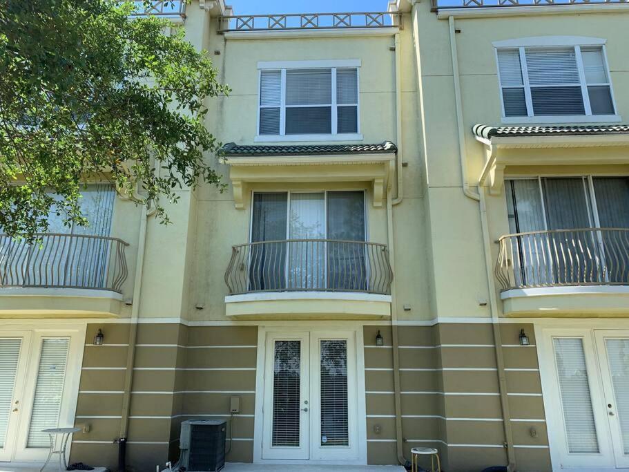 ENTIRE TOWNHOME ON VISTA CAY RESORT CLOSE TO PARKS