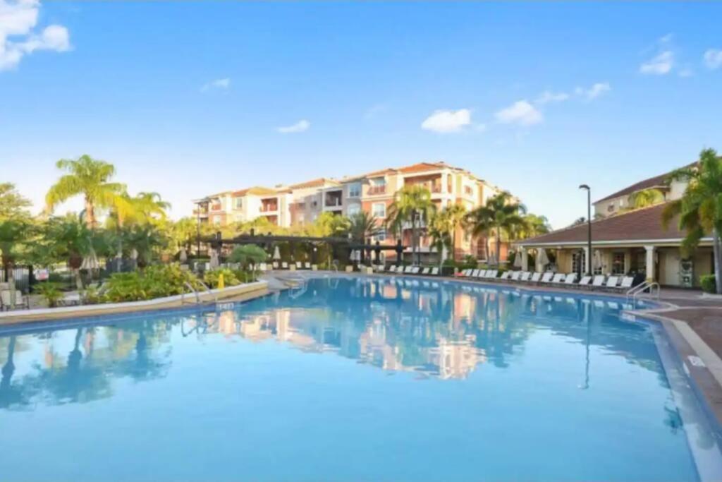 ENTIRE TOWNHOME ON VISTA CAY RESORT CLOSE TO PARKS