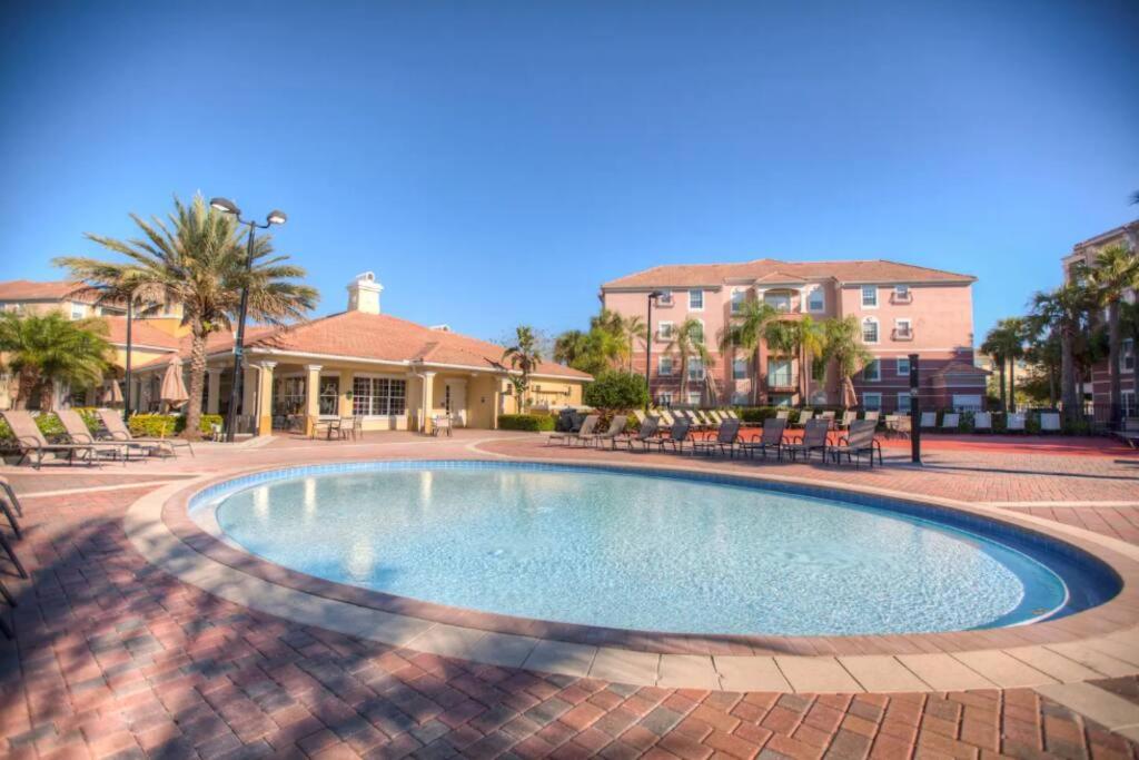 ENTIRE TOWNHOME ON VISTA CAY RESORT CLOSE TO PARKS