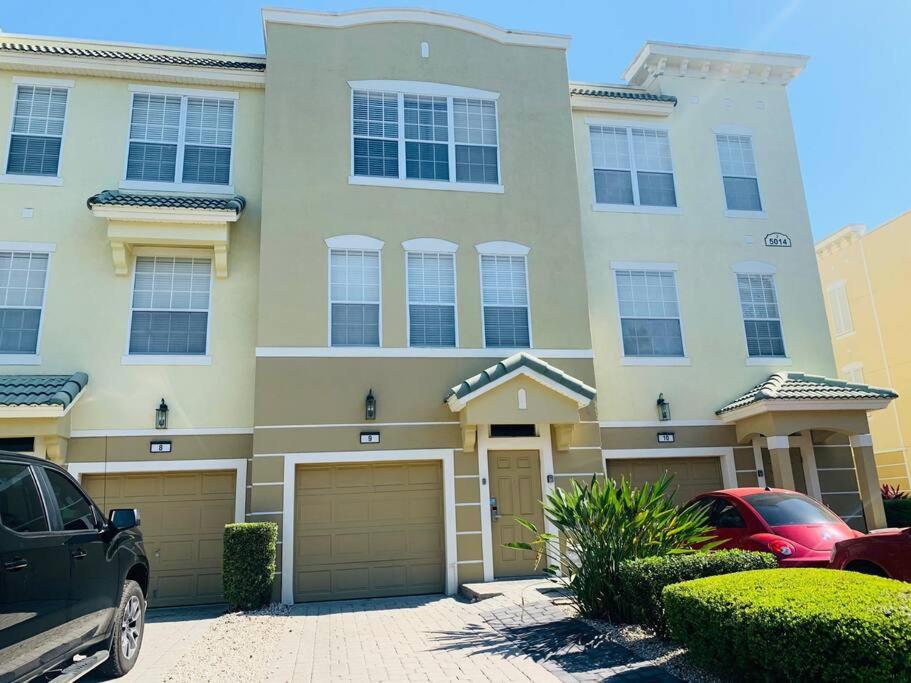 ENTIRE TOWNHOME ON VISTA CAY RESORT CLOSE TO PARKS