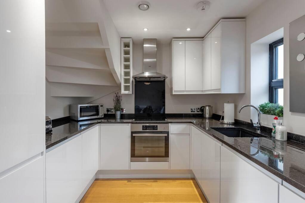 Fantastic 3-bed house with parking view 2