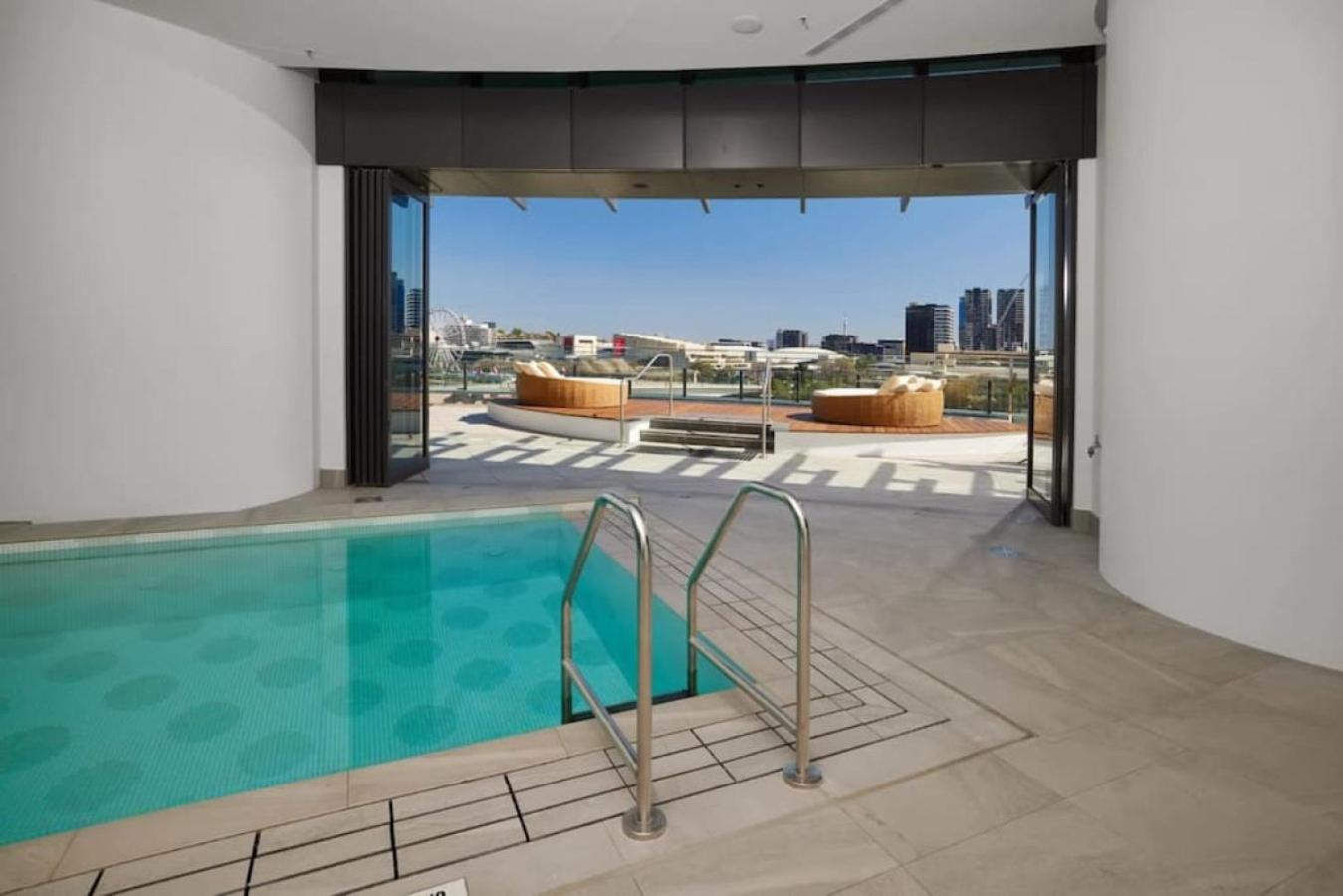 Panorama River views Luxury 2 bed City Centre Apar
