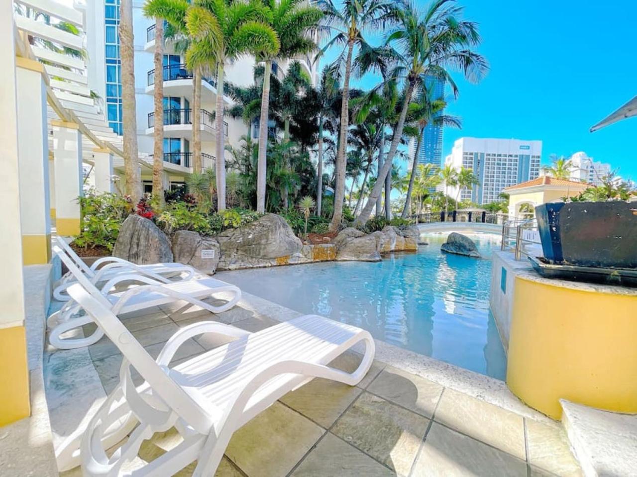 Prime Location 2BD Serviced Apt at Surfers Paradise