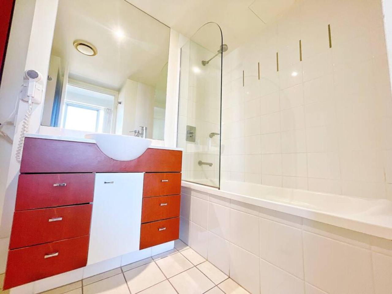 Prime Location 2BD Serviced Apt at Surfers Paradise