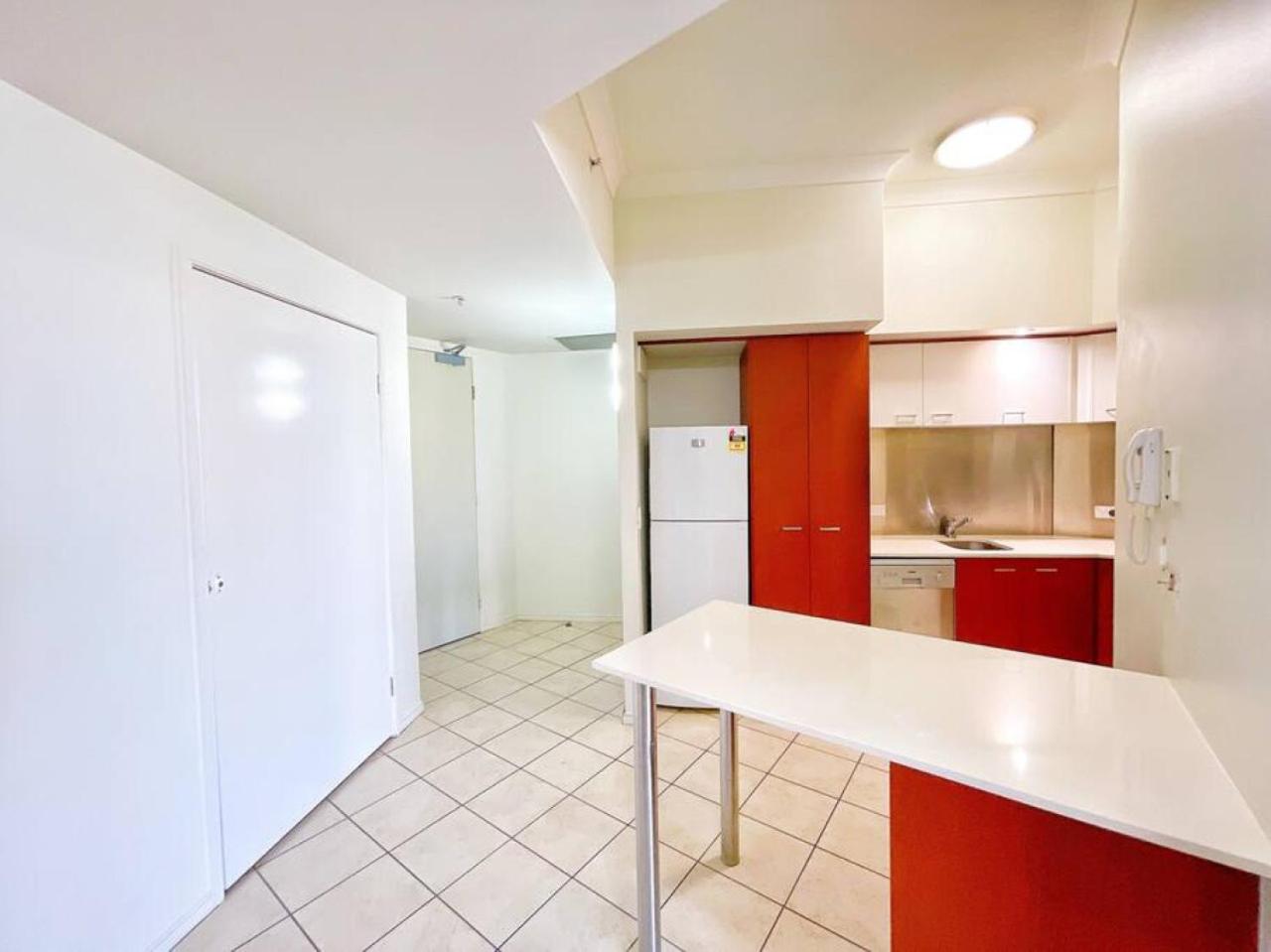 Prime Location 2BD Serviced Apt at Surfers Paradise
