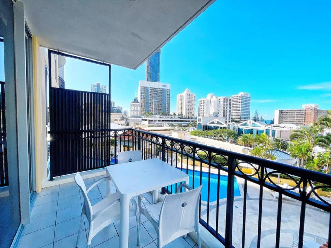 Prime Location 2BD Serviced Apt at Surfers Paradise