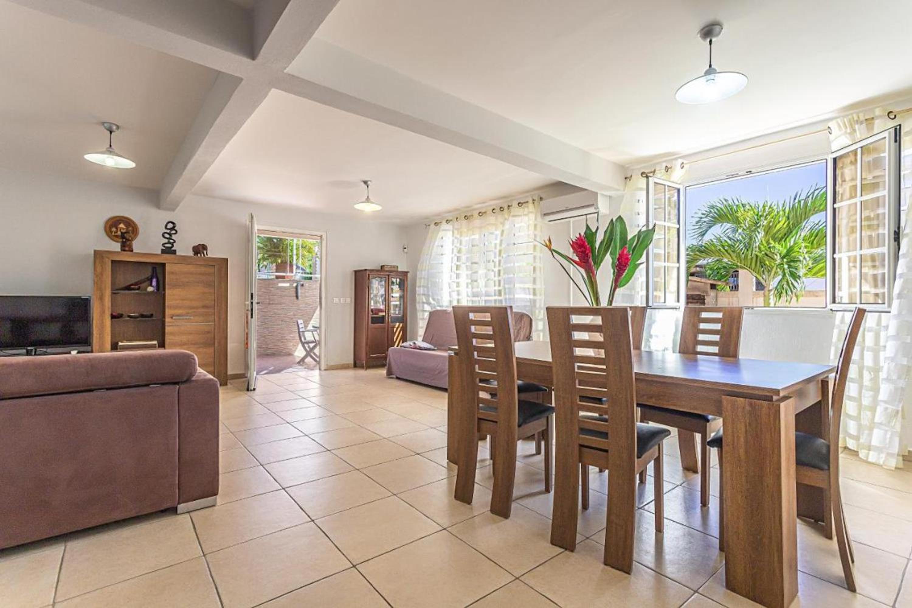 Appartement charmant à Le Moule, avec piscine partagée