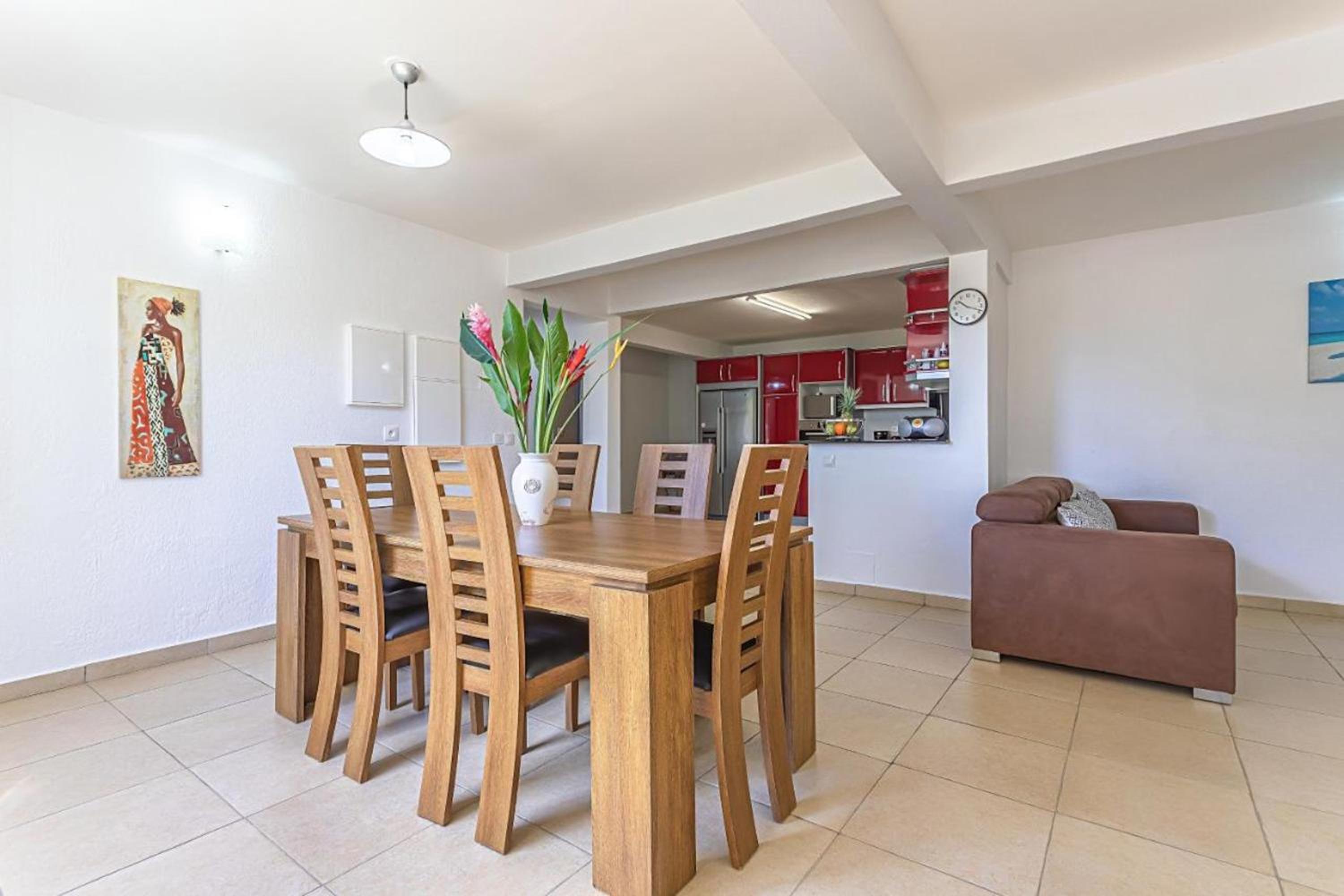 Appartement charmant à Le Moule, avec piscine partagée