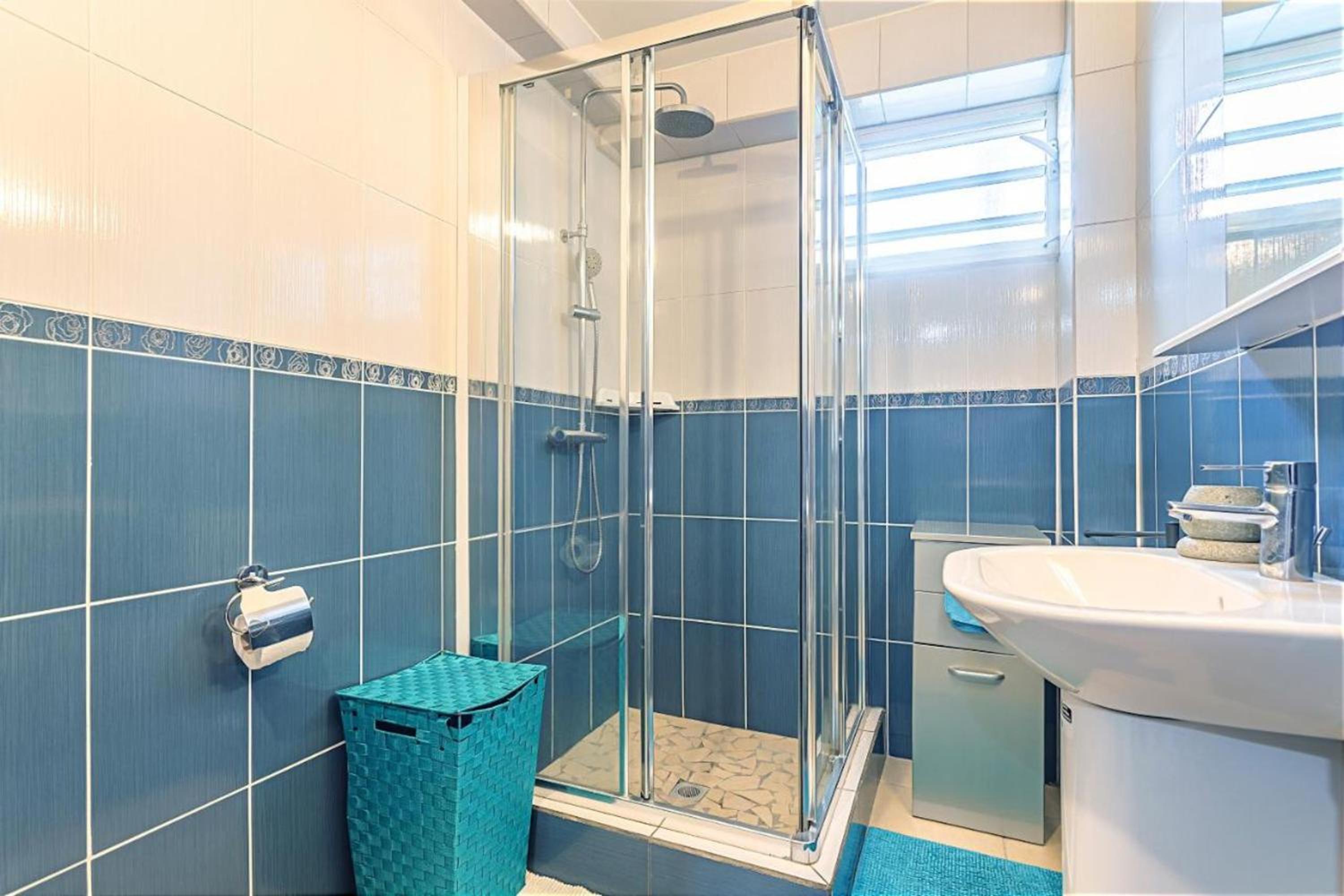 Appartement charmant à Le Moule, avec piscine partagée