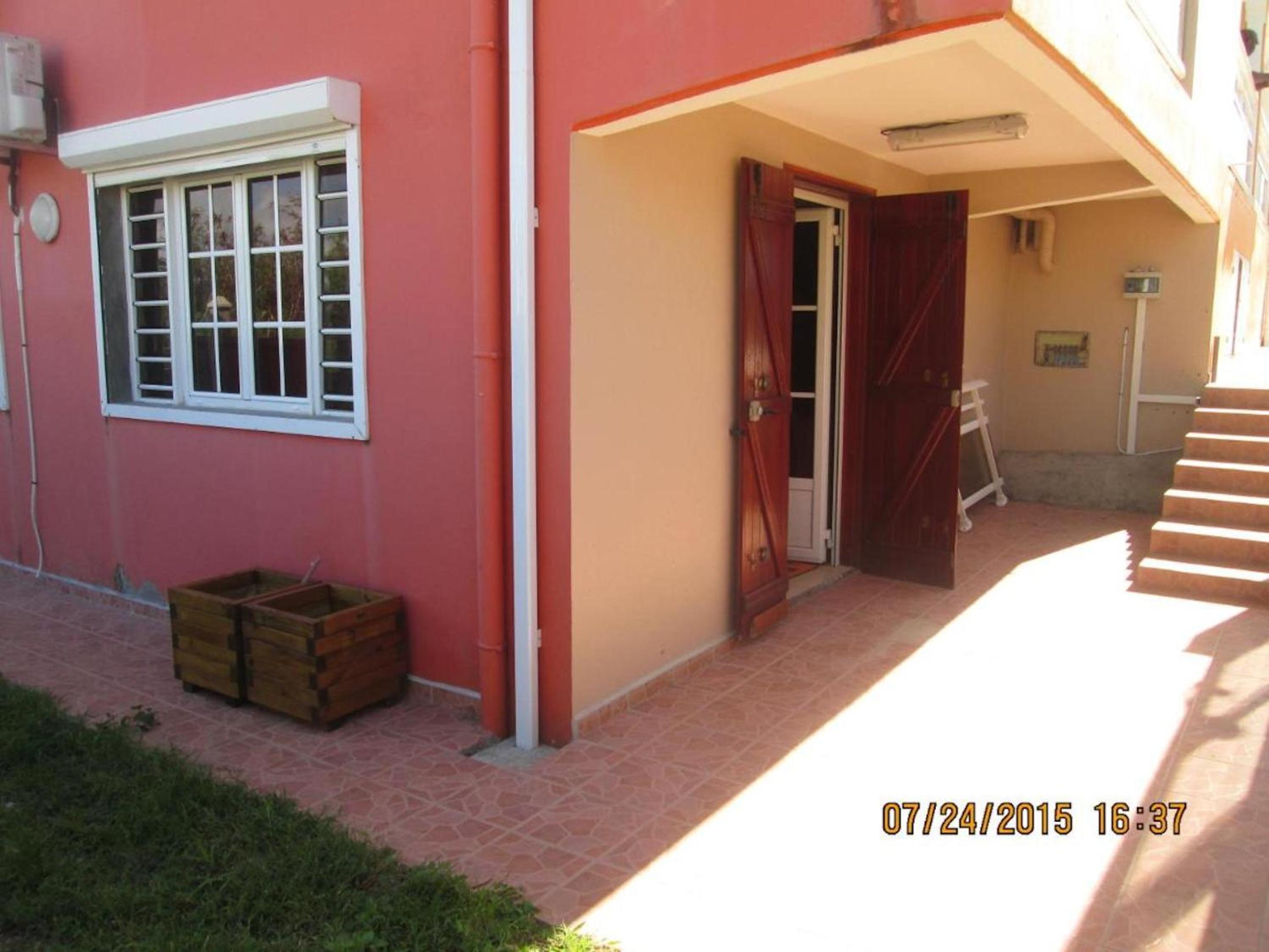 Appartement charmant à Le Moule, avec piscine partagée