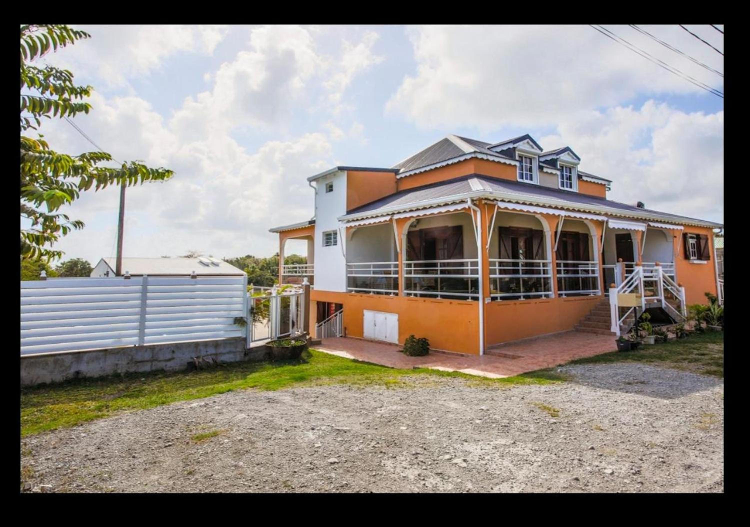Appartement charmant à Le Moule, avec piscine partagée