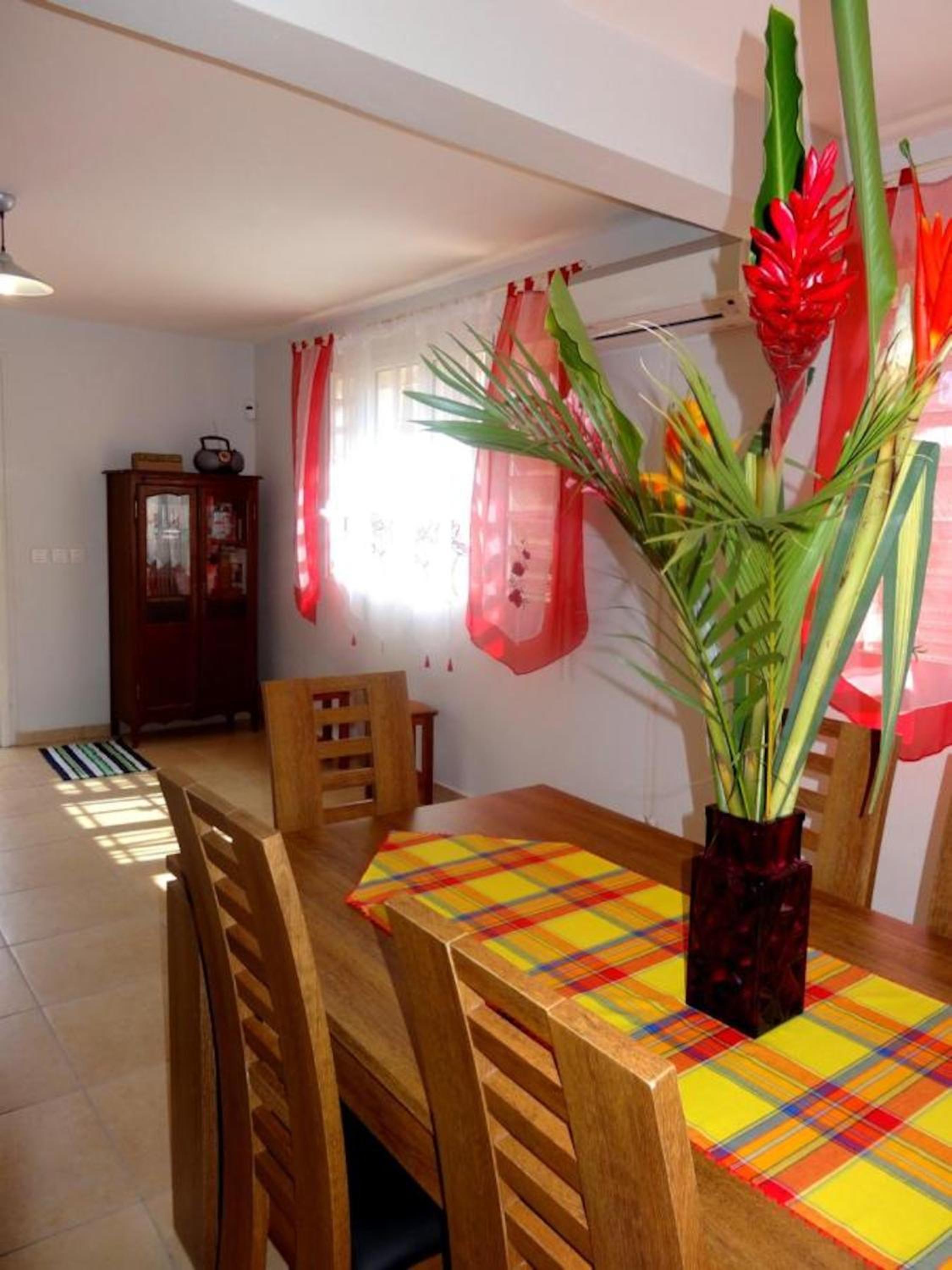 Appartement charmant à Le Moule, avec piscine partagée