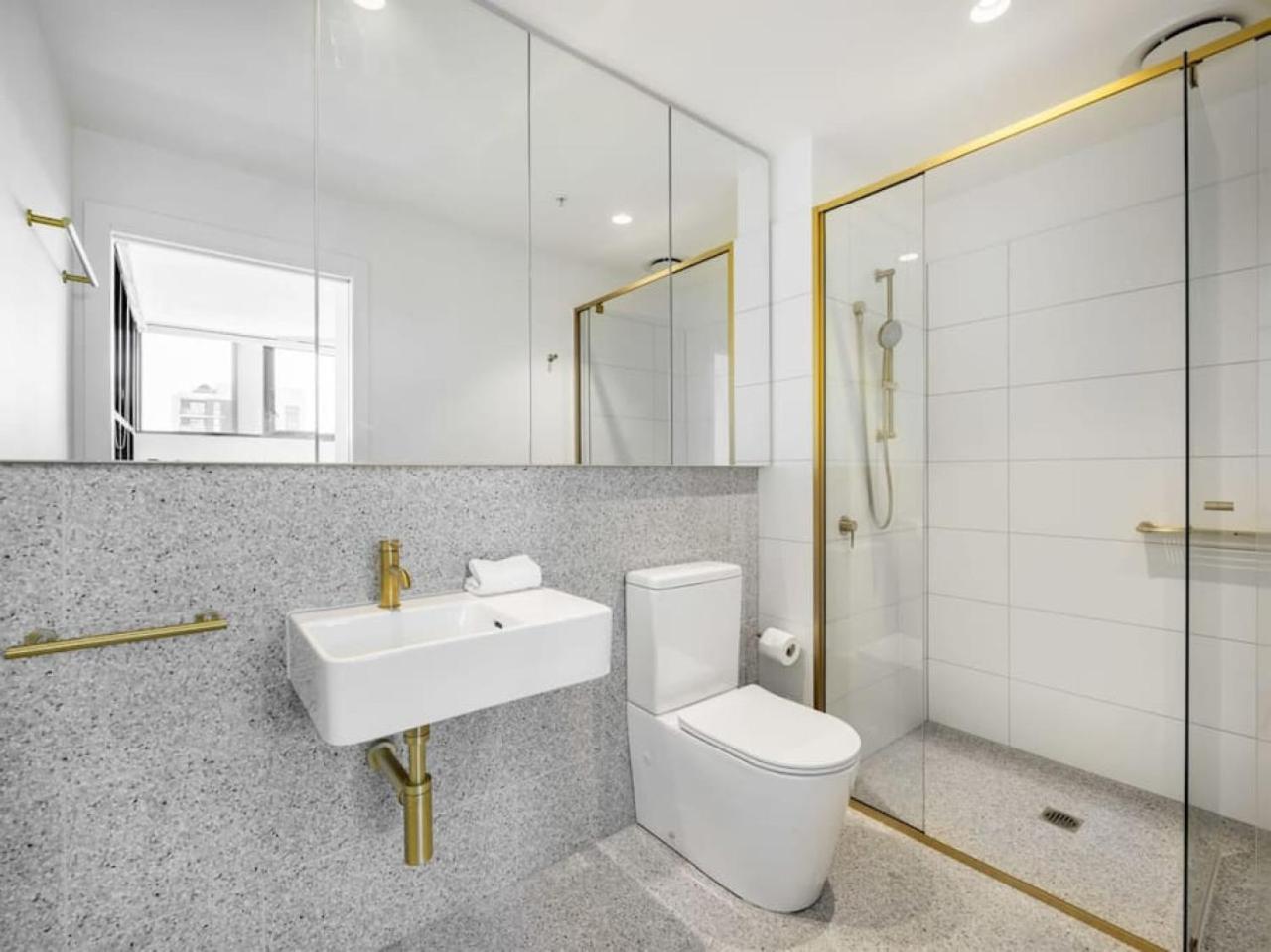 Conveniently located 2BR apt with rooftop pool at Milt