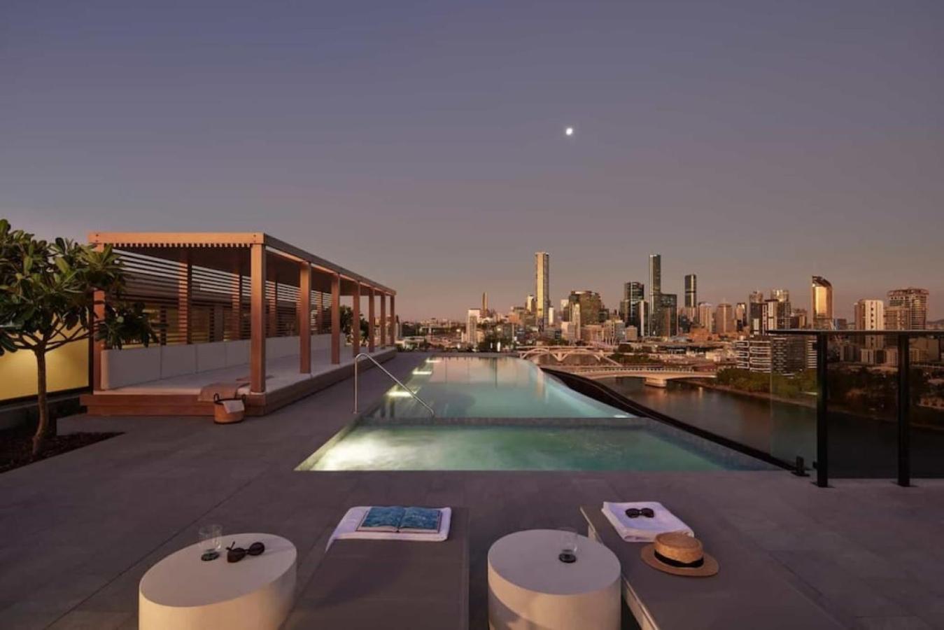 Conveniently located 2BR apt with rooftop pool at Milt