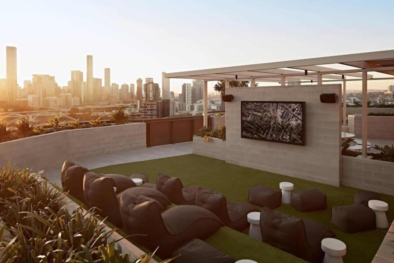 Conveniently located 2BR apt with rooftop pool at Milt