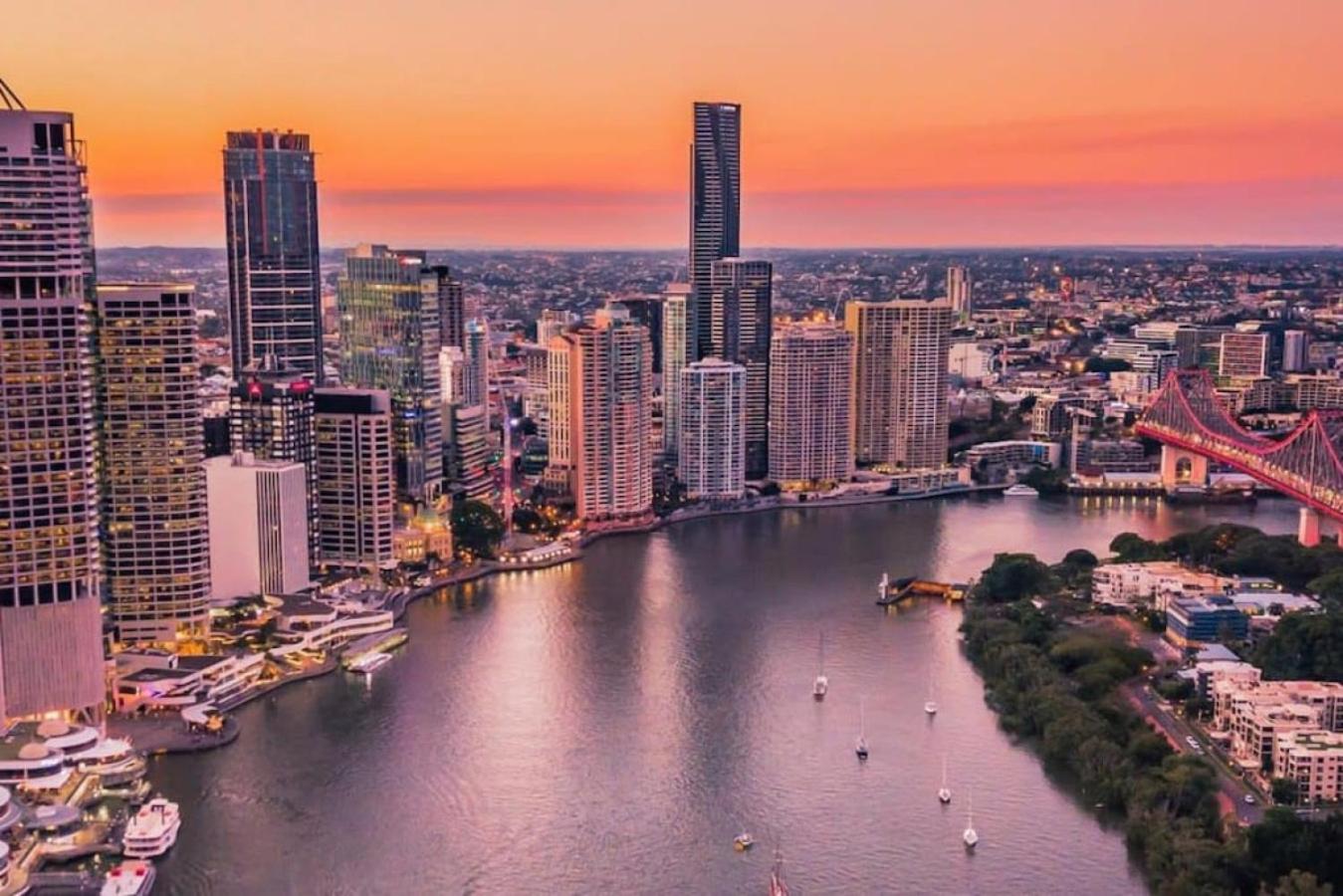 Story Bridge and City View Skyhigh Luxe 2 bed Unit