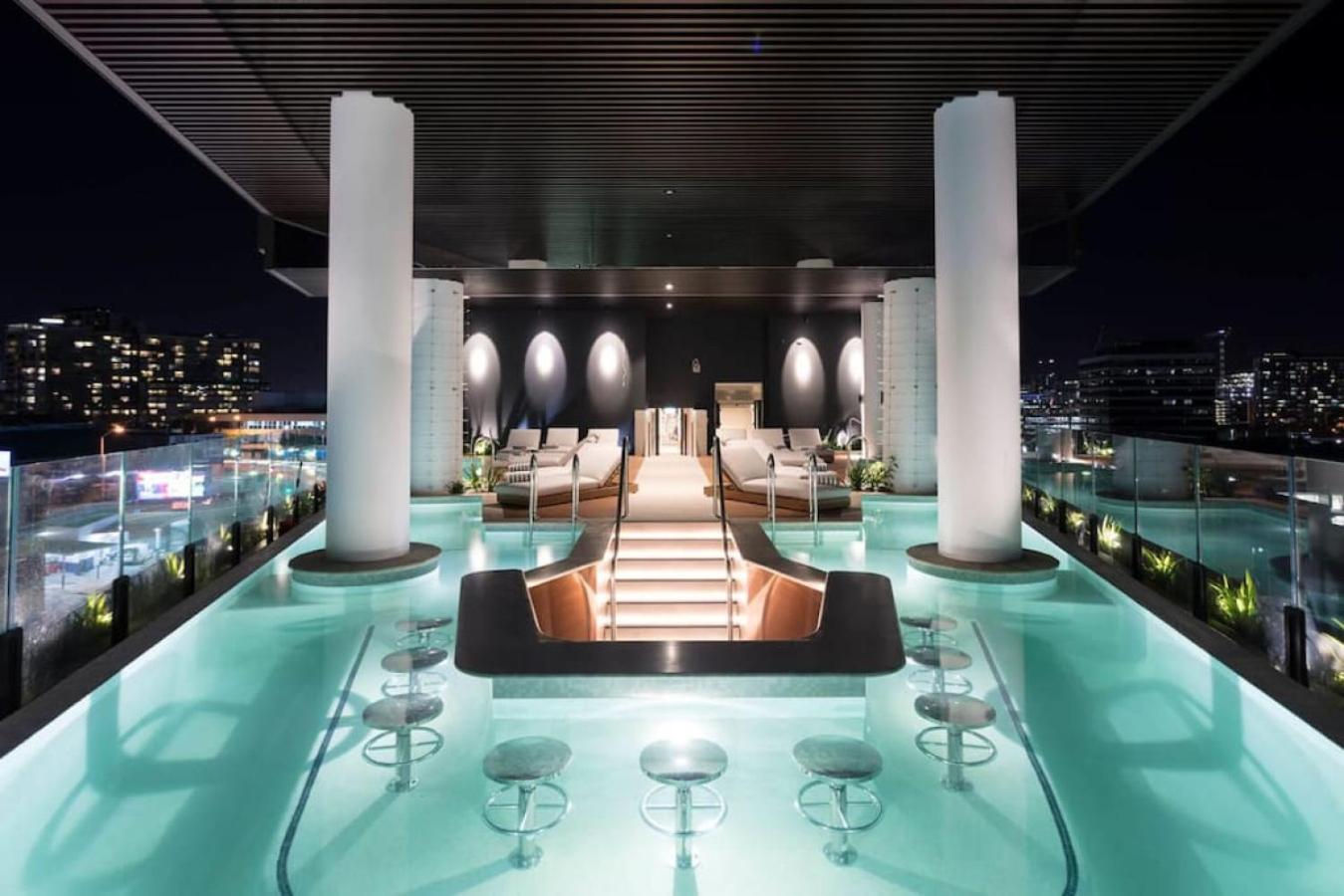 Story Bridge and City View Skyhigh Luxe 2 bed Unit