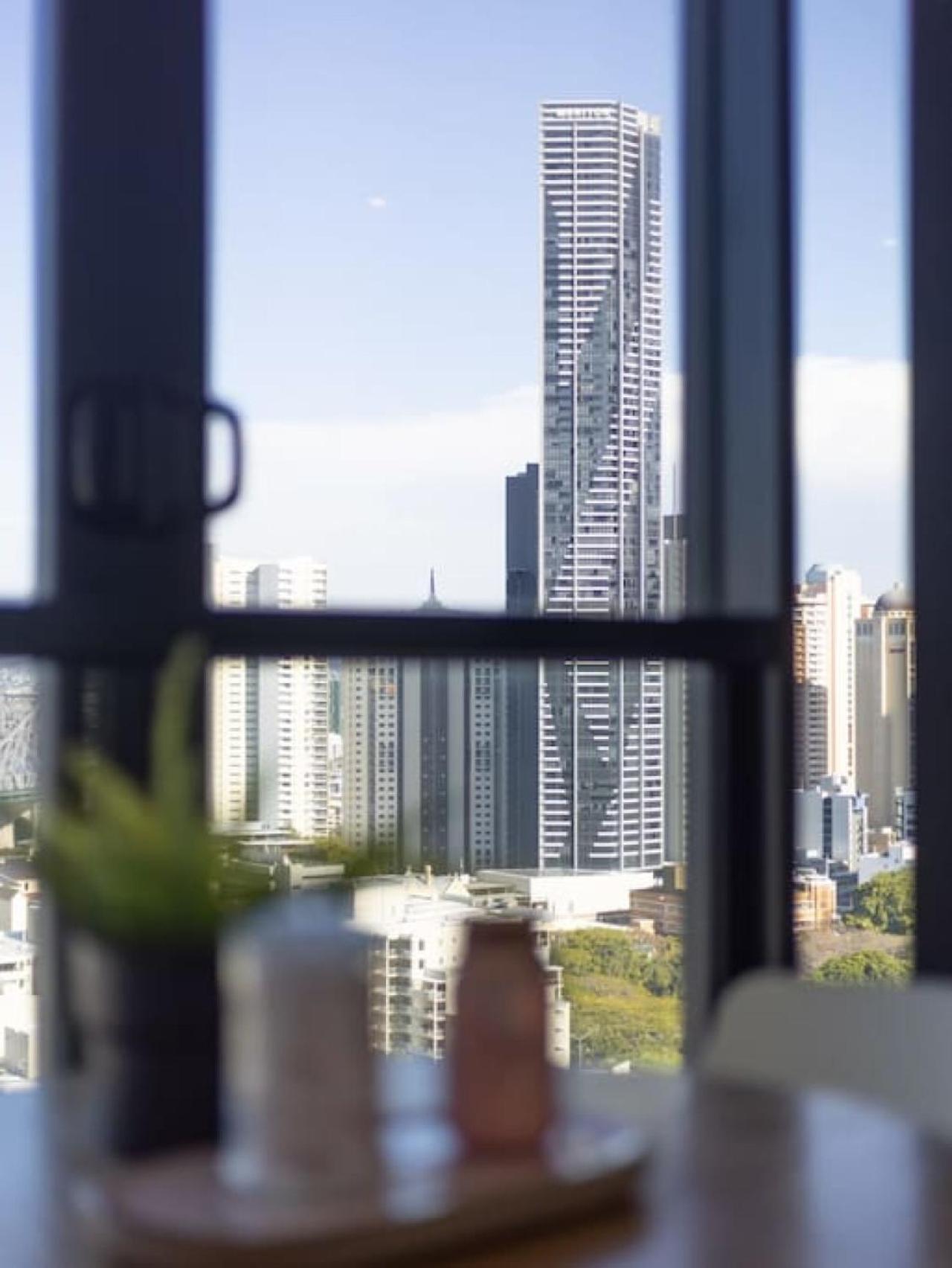 Story Bridge and City View Skyhigh Luxe 2 bed Unit