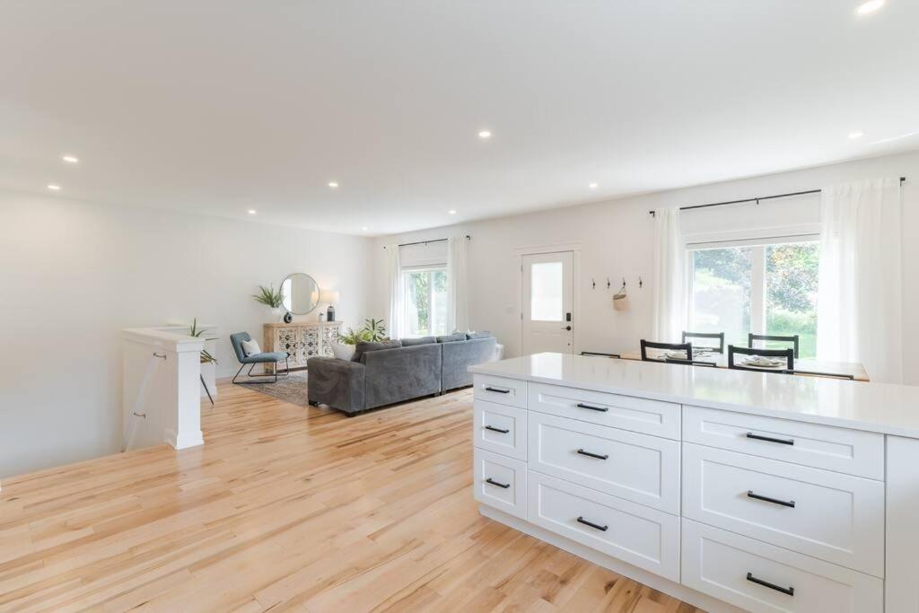 Charming 3BR Bungalow - Hot Tub