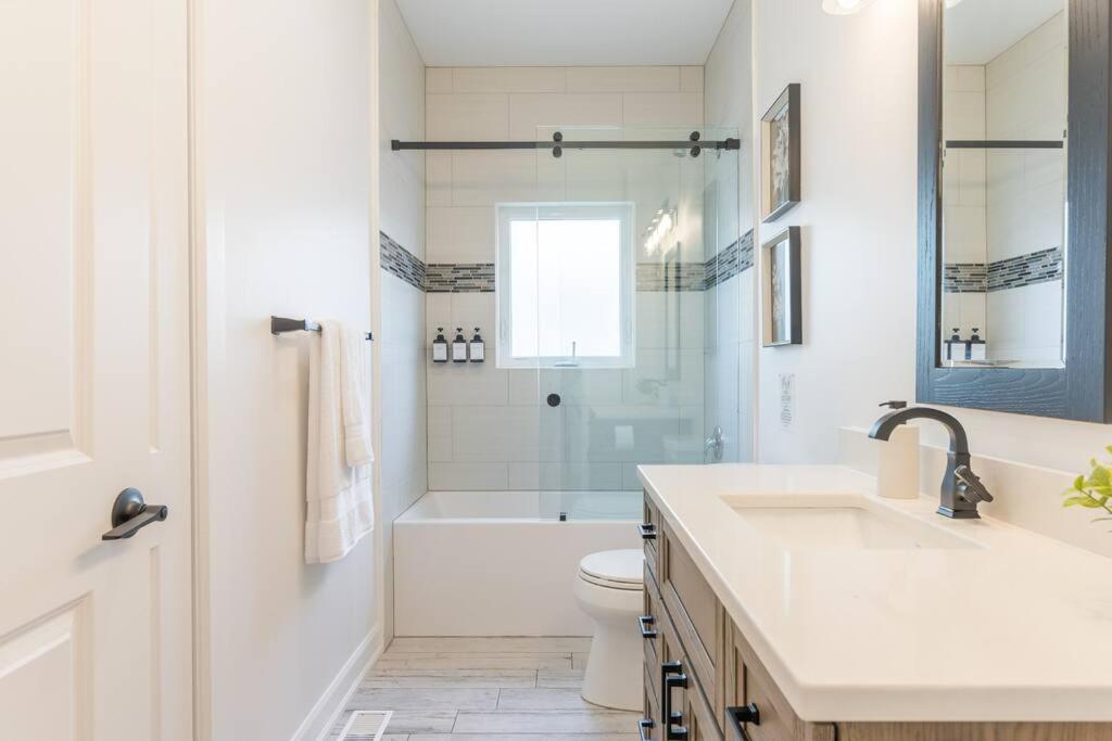 Charming 3BR Bungalow - Hot Tub
