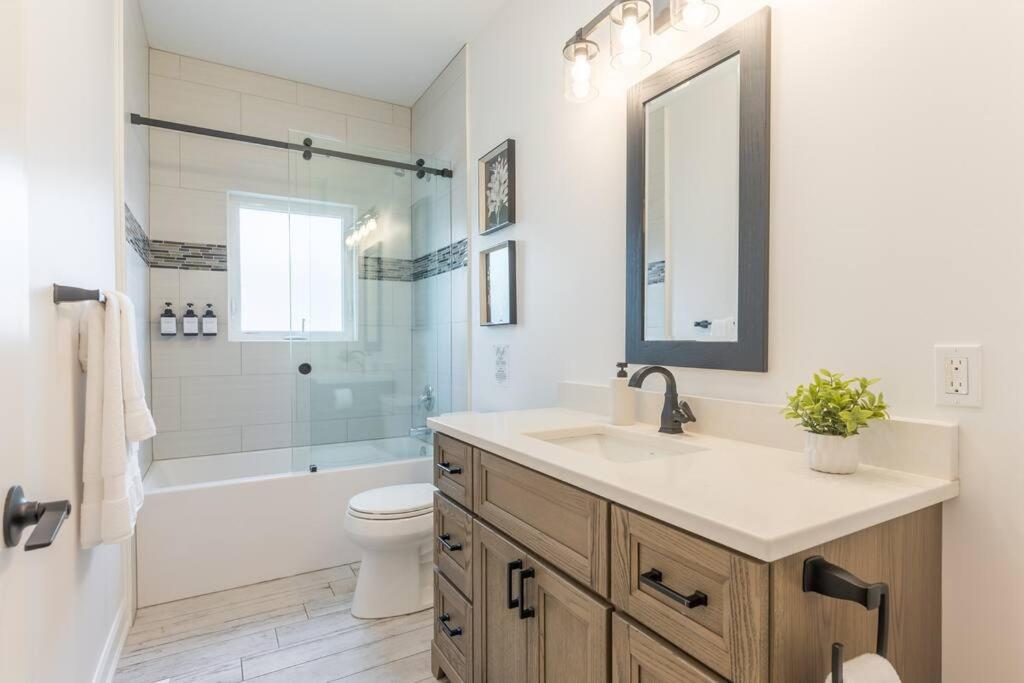 Charming 3BR Bungalow - Hot Tub