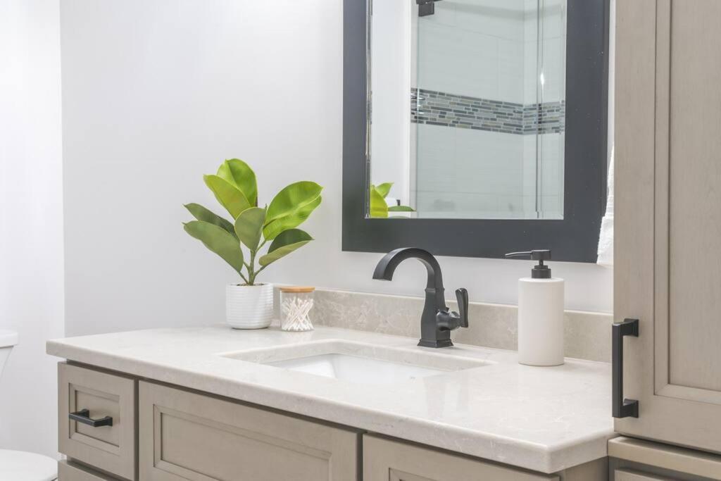 Charming 3BR Bungalow - Hot Tub