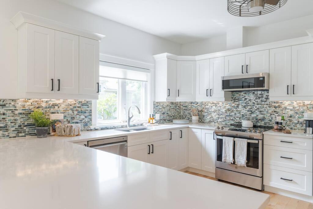 Charming 3BR Bungalow - Hot Tub