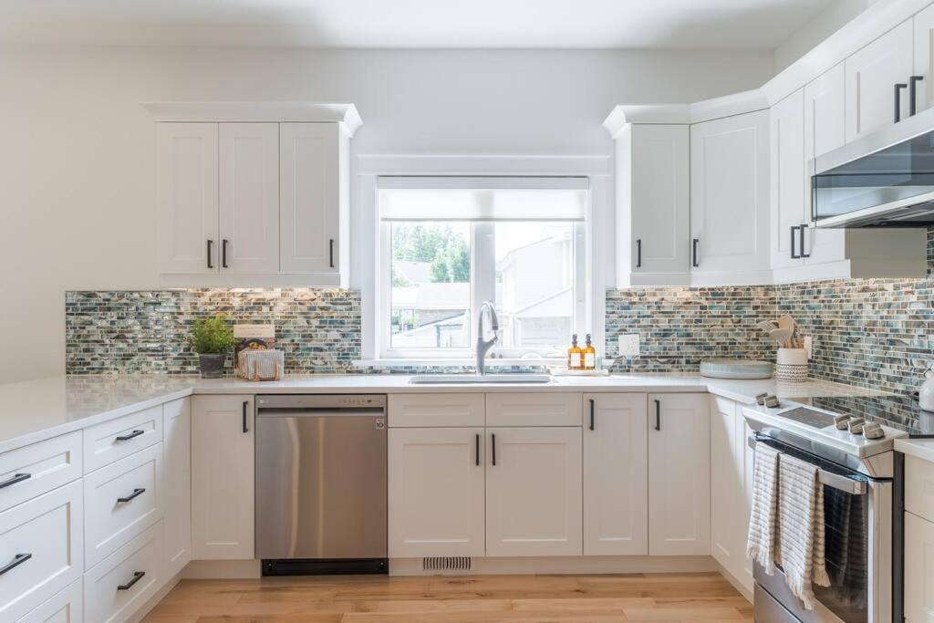 Charming 3BR Bungalow - Hot Tub