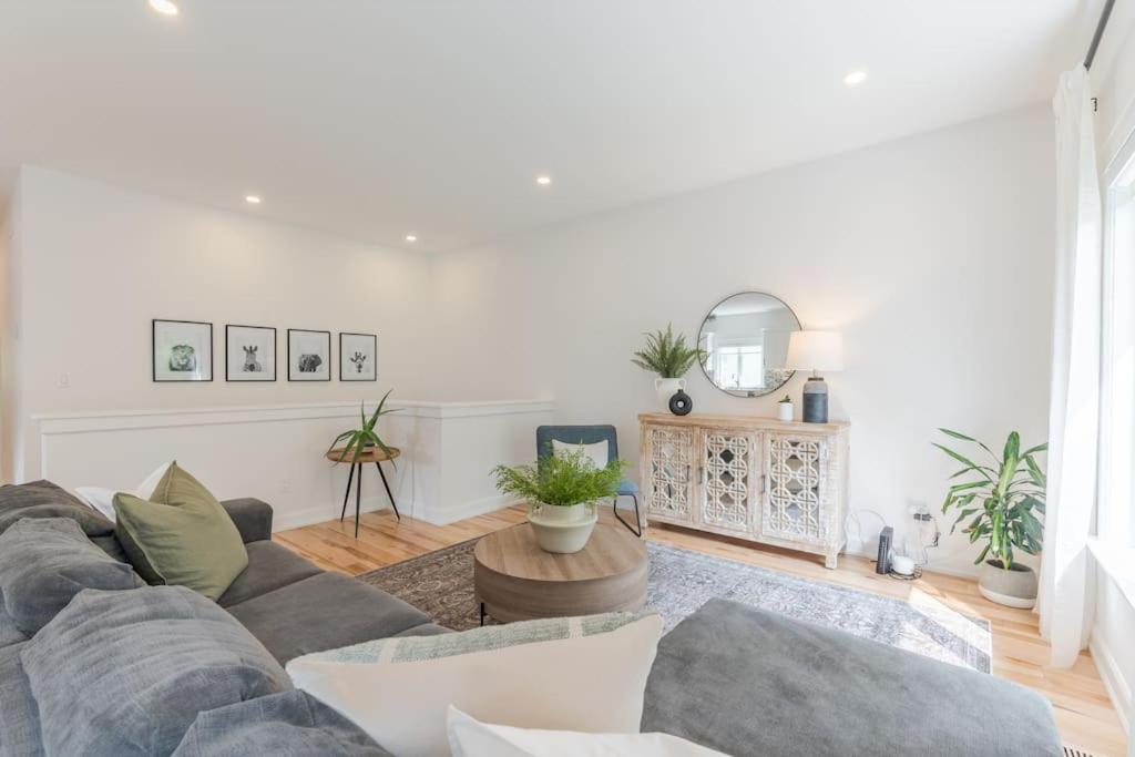 Charming 3BR Bungalow - Hot Tub