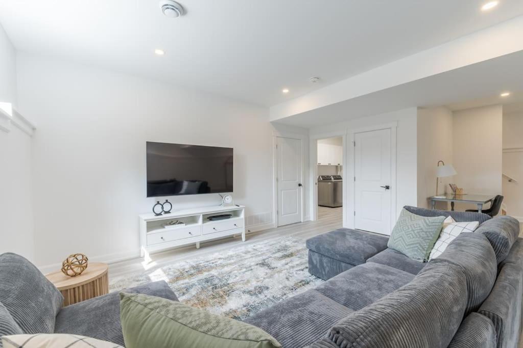 Charming 3BR Bungalow - Hot Tub