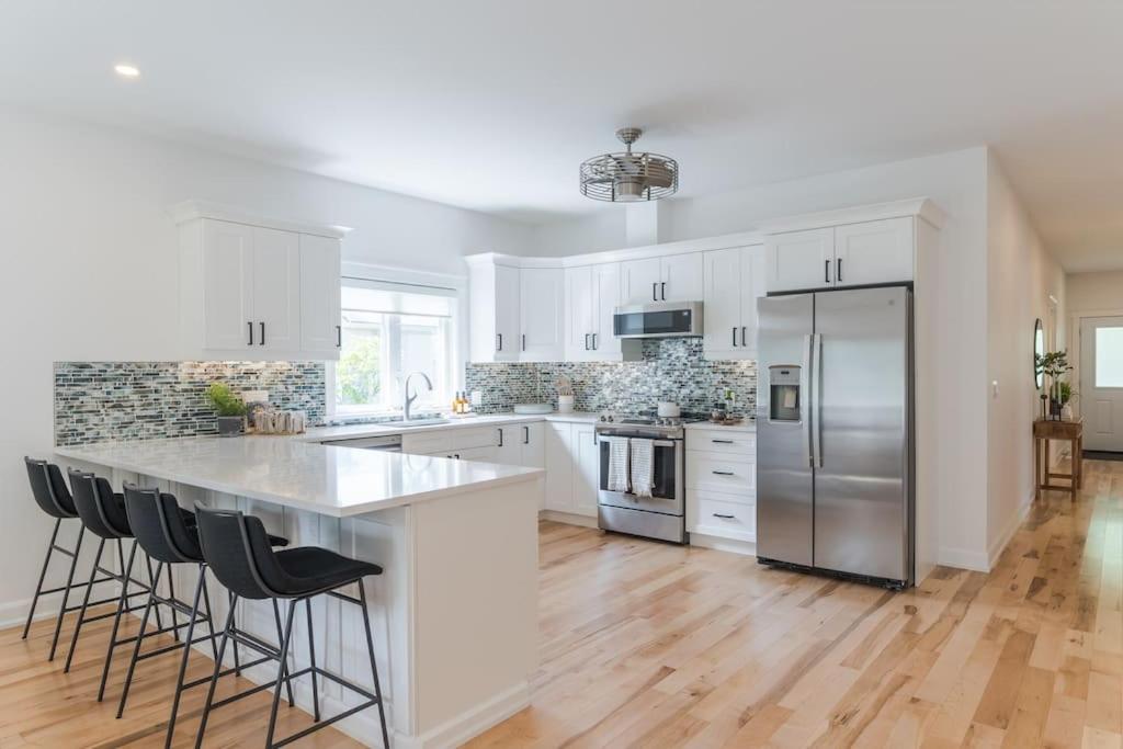 Charming 3BR Bungalow - Hot Tub