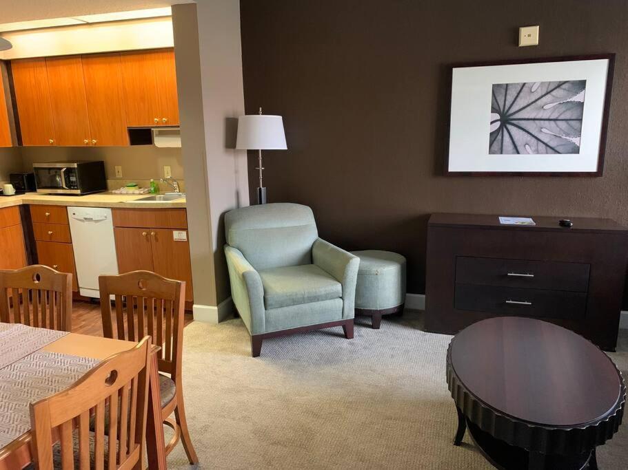 Perfect Place Suite Apt 2 Queen Beds FREE Parking
