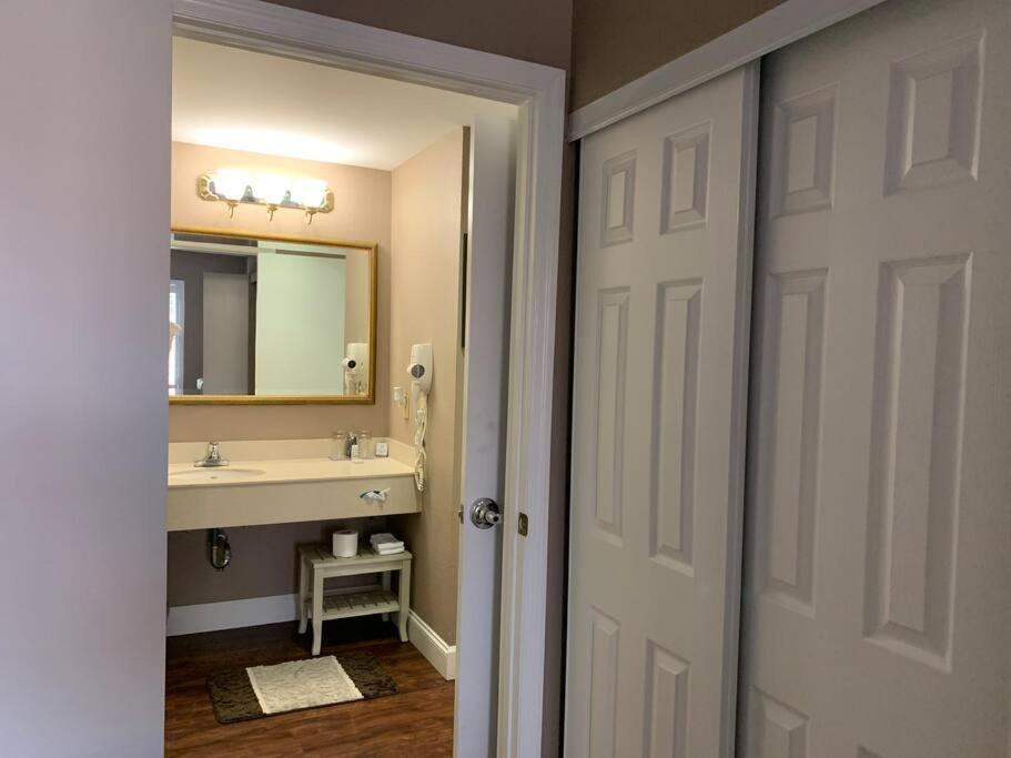 Perfect Place Suite Apt 2 Queen Beds FREE Parking