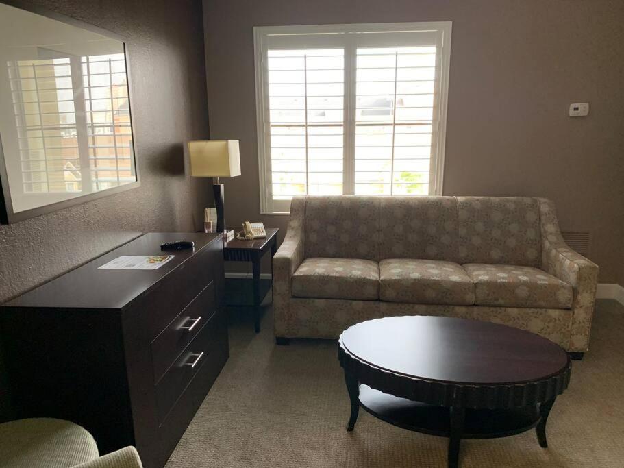 Perfect Place Suite Apt 2 Queen Beds FREE Parking