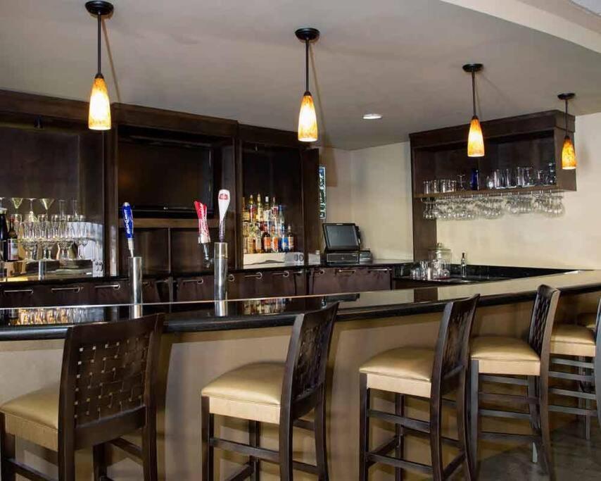 Perfect Place Suite Apt 2 Queen Beds FREE Parking