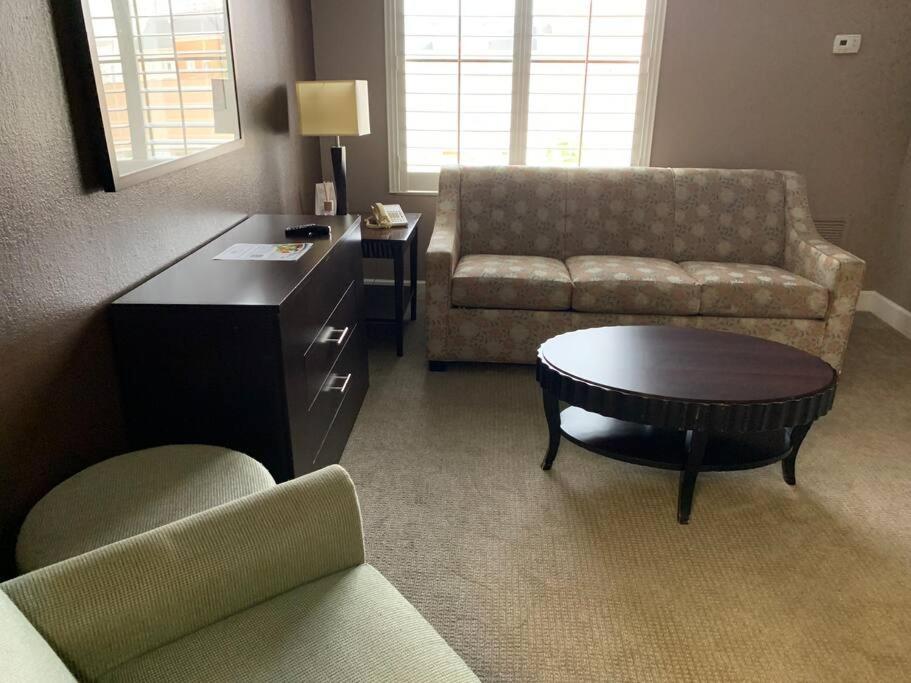 Perfect Place Suite Apt 2 Queen Beds FREE Parking