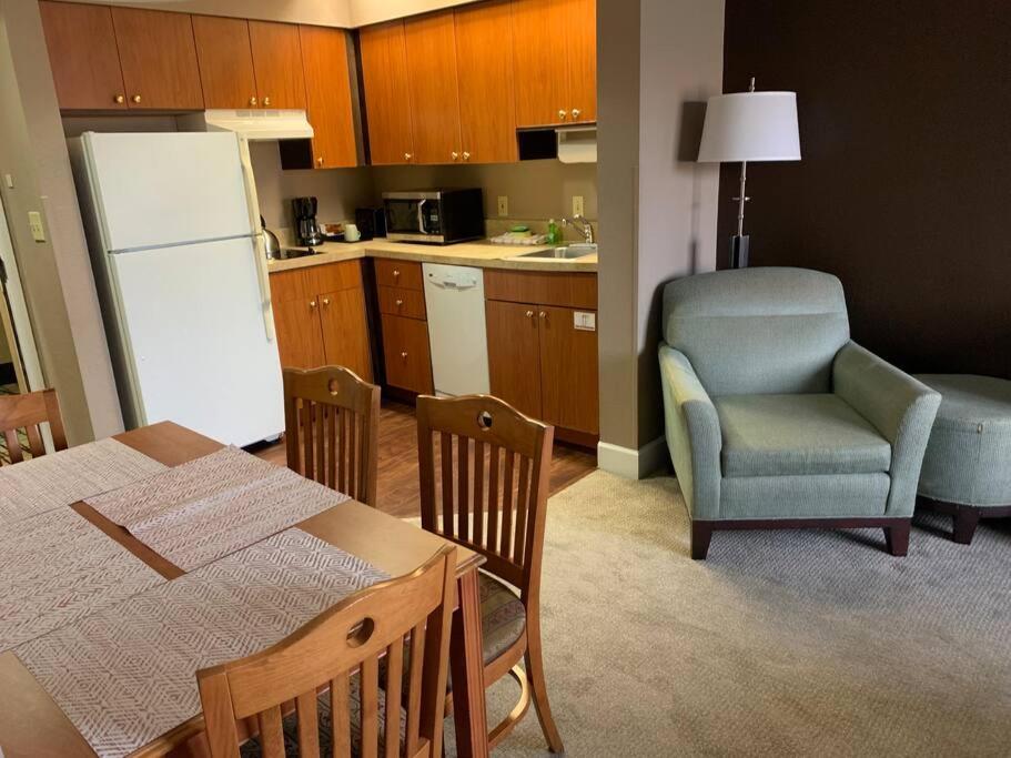 Perfect Place Suite Apt 2 Queen Beds FREE Parking