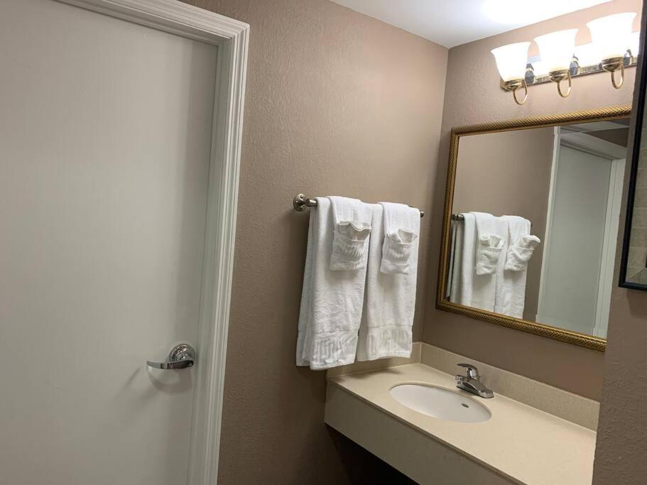 Perfect Place Suite Apt 2 Queen Beds FREE Parking