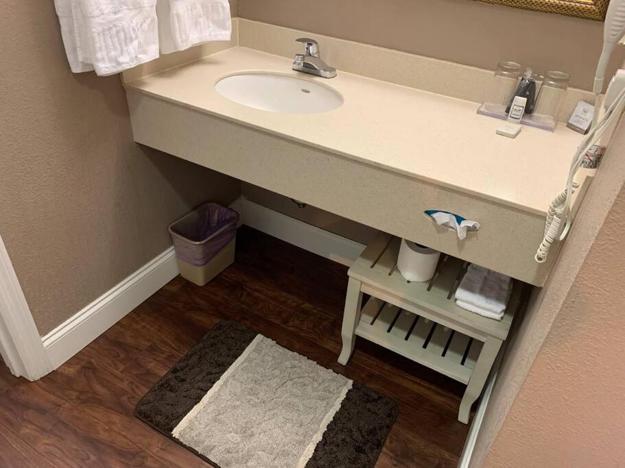 Perfect Place Suite Apt 2 Queen Beds FREE Parking