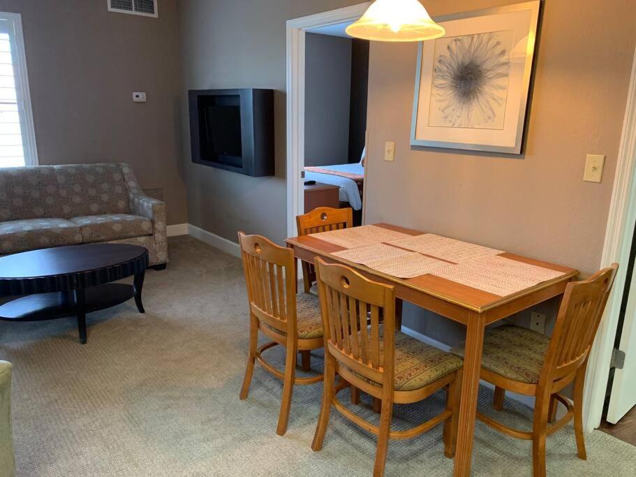 Perfect Place Suite Apt 2 Queen Beds FREE Parking