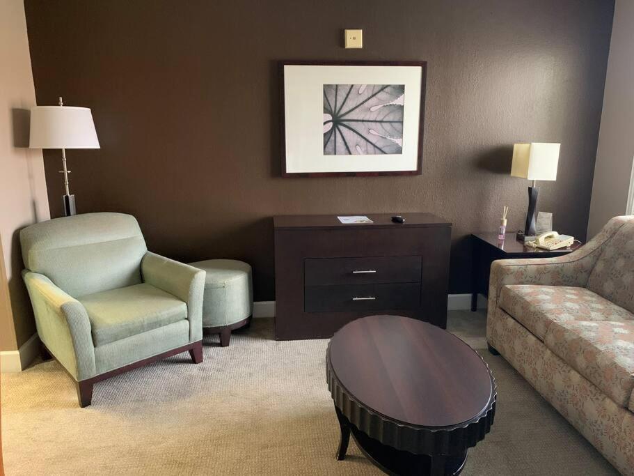 Perfect Place Suite Apt 2 Queen Beds FREE Parking