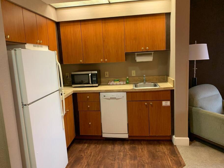 Perfect Place Suite Apt 2 Queen Beds FREE Parking