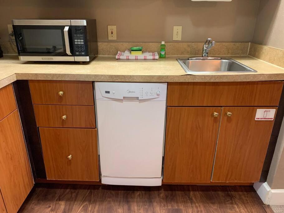 Perfect Place Suite Apt 2 Queen Beds FREE Parking